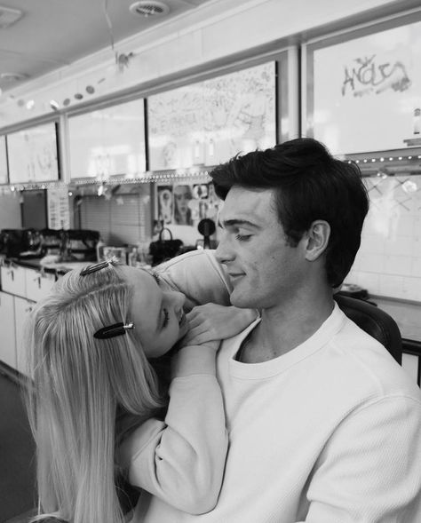 best of sydney sweeney on Twitter: "sydney sweeney and jacob elordi at behind the scenes of euphoria s2… " Jacob Elordi, 밈 유머, Sydney Sweeney, Hopeless Romantic, Serie Tv, Couple Goals, Wwe, A Man, Behind The Scenes