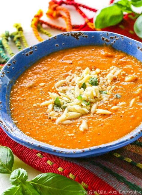 This Slow Cooker Tomato Basil Soup is one of my favorites - the-girl-who-ate-everything.com Tomato Soup Creamy, Tomato Basil Parmesan Soup, Slow Cooker Soups, Dinner Paleo, Parmesan Soup, The Girl Who Ate Everything, Basil Soup, Creamy Recipes, Crockpot Soup Recipes