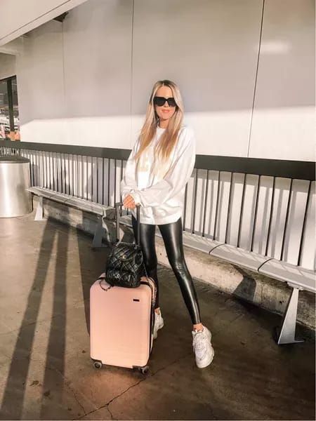 Cute Plane Outfit, Plane Outfit Airport Style Comfy, Winter Airport Outfit, Winter Airport, Comfortable Airport Outfit, Airport Outfit Winter, Chic Airport Outfit, Cute Airport Outfit, Airport Outfit Ideas