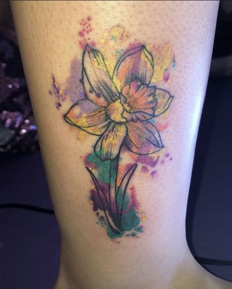 this is my tattoo in memory of my grandmother. her favorite flower was a daffodil and the water color represents her giving color to my life (she encouraged me to be an artist) there isn’t a lot of daffodil inspiration on pinterest so i wanted to add and possibly give other people more ideas!❤️ Daffodil Tattoo Watercolor, Daffodil Tattoo Color, Tattoo Daffodil, Trip Tattoo, Colorful Elephant Tattoo, Pink Ribbon Tattoos, Tattoo In Memory, Lilac Tattoo, Daffodil Tattoo