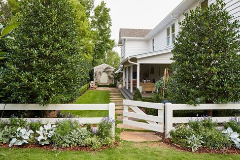 Corner Lot Backyard Design Entrance Backyard Fence Ideas, Front Landscape, Starter House, Backyard Fence, Front Fence, Fence Styles, Old Cottage, Starter Home, Top Ideas