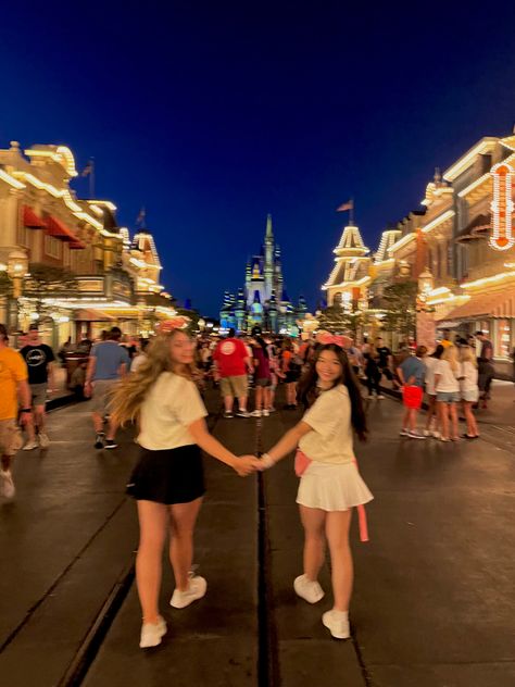 Cute Pictures To Take At Disneyland, Cute Disneyland Pictures Ideas, Disney Pictures Friends, Disney Pics With Best Friend, Friends Disney Trip, Friends At Disney World, Cute Disney Pics With Friends, Disney At Night Aesthetic, Friend Disney Pictures