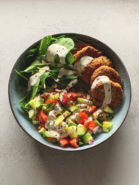 Falafel Meal, Aesthetic Food Lunch, Healthy Aesthetic Food, Mediterranean Meal Prep, Balance Aesthetic, Mediterranean Chicken Bowl, Healthy Aesthetic, Healthy Plate, Prep Bowls