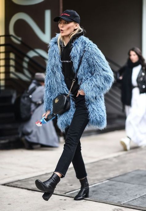 Blue Fur Coat, Fashion Trend Inspiration, Fall Fashion Coats, Mode Tips, Winter Street, Blazer Outfit, Cooler Look, Looks Street Style, Street Style Trends