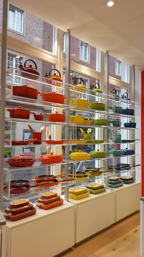 Utensils Shop Design, Crockery Shop Interior Design, Kitchenware Store Design, Le Creuset Display Ideas, Le Creuset Display, Cookware Display, Store Interior Design, Crockery Design, Retail Store Interior Design