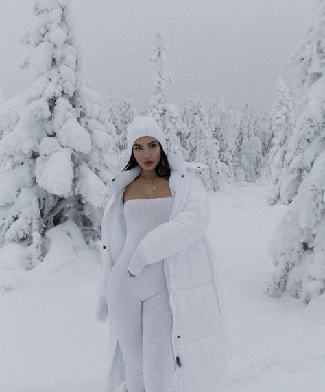 Winter Inspo Outfits, Snow Outfits For Women, Amanda Khamkaew, Snow Fits, Winter Angel, Winter Outfits Snow, Snow Photoshoot, Light Aesthetic, Snow Pictures