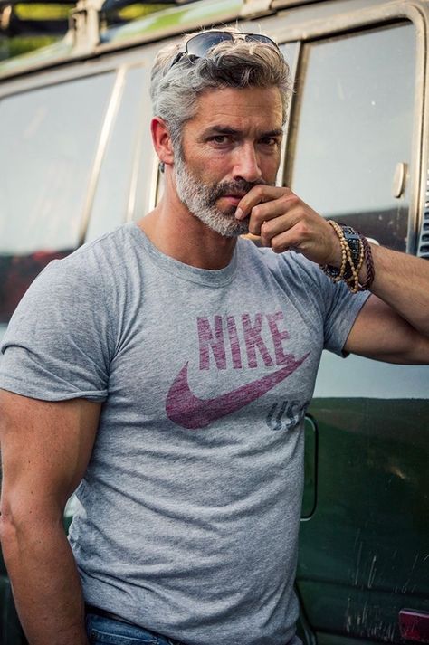 Cute man Silver Foxes Men, Eksterior Modern, Grey Hair Men, Fox Man, Handsome Older Men, Silver Foxes, 남자 몸, Silver Grey Hair, Beard Styles For Men