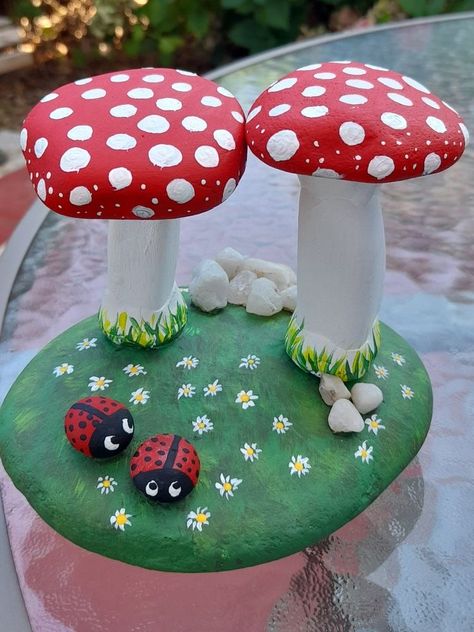 Garden Rock Art, Mushroom Crafts, Ladybug Crafts, Art Pierre, Stone Art Painting, Diy Glass Bottle Crafts, Painted Rocks Craft, Garden Crafts Diy, Painted Rocks Diy