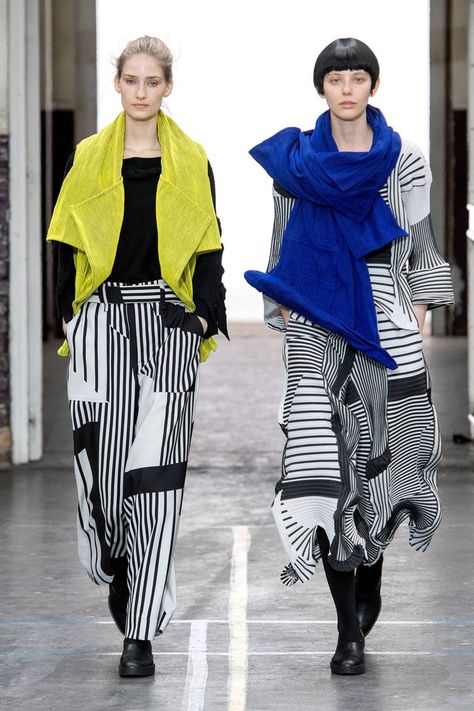 Issey Miyake Autumn/Winter 2019 Ready-To-Wear | British Vogue Japanese Fashion Designers, Textiles Fashion, Accessories Fashion, Knitting Accessories, Op Art, Issey Miyake, Design Fashion, Japanese Fashion, Fashion Street