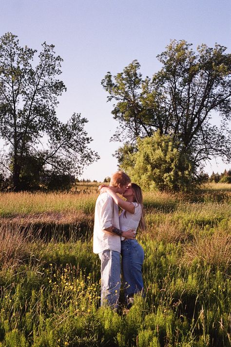 Field Proposal, Christian Couple Aesthetic, Couple In Field, Photos On Film, Dream Proposal, Love Christian, Photo Ring, Christian Couples, Proposal Photos