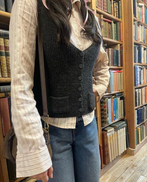 Rory Gilmore Fall, Autumn Vibes Aesthetic, Aesthetic Library, Downtown Outfits, Rory Gilmore, Autumn Vibes, Mode Inspo, Book Store, Outfit Inspo Fall