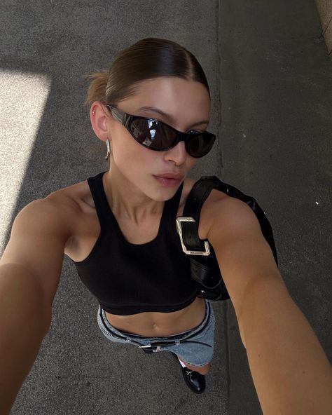 sophia_geiss ig Trad Goth Outfits, Goth Outfit Inspo, Sunglasses For Your Face Shape, Best Sunglasses, Self Portrait Poses, Selfie Poses Instagram, Model Inspo, Model Aesthetic, Insta Pictures