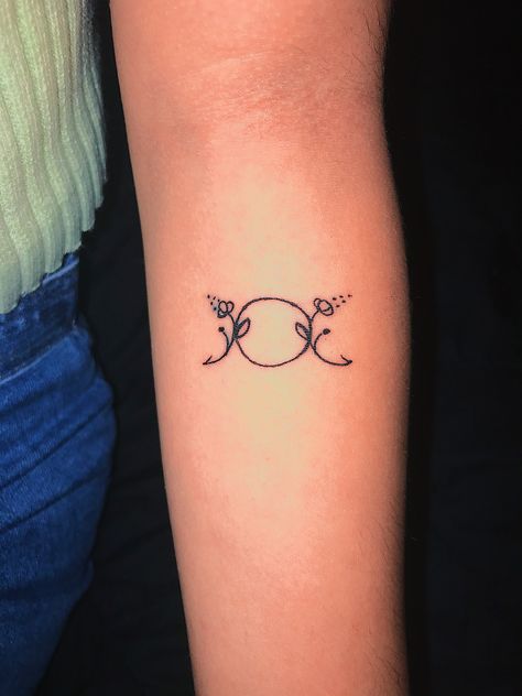 Triple Moon Goddess Tattoo, Moon Goddess Tattoo, Triple Goddess Tattoo, Triple Moon Tattoo, Moon Goddess Symbol, Filler Tattoos, Geometric Mountain Tattoo, Goddess Symbol, Tato Dengan Makna