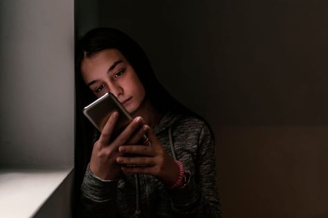 It’s THIS easy for kids to find the dark side of social media Dark Side Of Social Media, Social Media Negative, Feeling Disconnected, Online Art Classes, Psychology Today, Improve Mood, Positive Emotions, Being Good, Relationship Issues