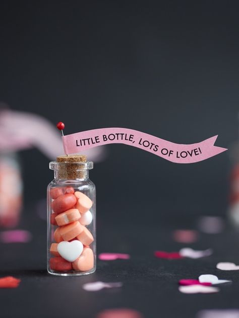 Mini Bottles Valentine Treats DIY Mini Bottle Gift Ideas, Tiny Bottle Crafts Diy, Mini Bottle Crafts, Tiny Jars, Valentine Cards Handmade, Mini Glass Bottles, Creative Diy Gifts, Mini Bottle, Oh Happy Day