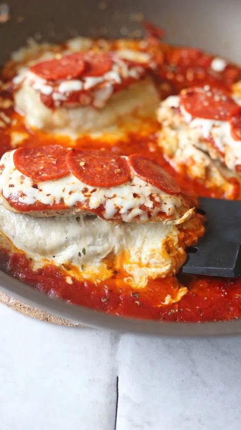 Add the flavor of delicious pizza to your Pizza Stuffed Chicken Breast. This stuffed chicken breast recipe is delicious and a great way to add flavor and fun to your dinner! #pizza #chicken #chickenbreast #ketodinner Pizza Stuffed Chicken, Dinner Pizza, Pizza Chicken, Cheesy Mac And Cheese, Chicory Recipe, Stuffed Chicken Breast, Chicken Breast Recipe, Friends Food, Comfort Dishes