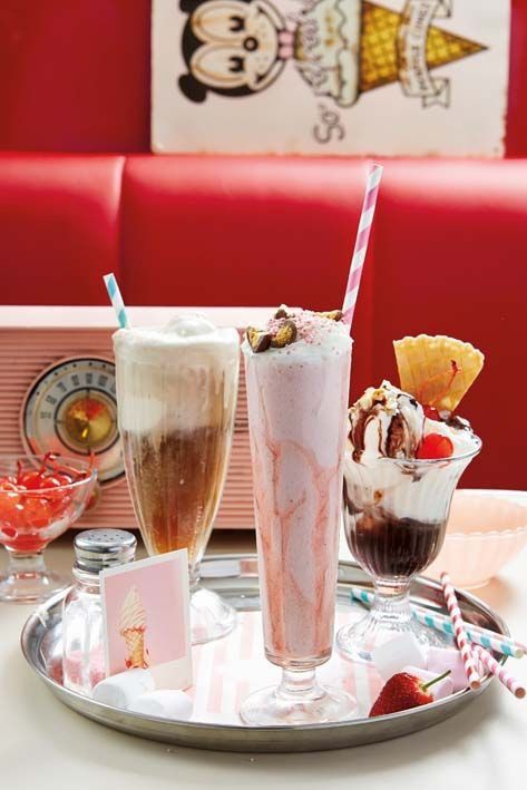 Floats, malts and sundaes.  1950's party. Hot Fudge Sundae, Diner Aesthetic, Fudge Sundae, 50s Diner, Vintage Diner, Beer Float, Diner Recipes, Retro Diner, American Diner