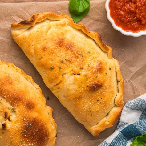 Homemade Calzone Recipe, Easy Calzone Recipe, Easy Calzone, Calzone Recipe Easy, Homemade Calzone, Calzone Recipe, Stuffed Bread, Pizza Sauce Homemade, Homemade Pizza Dough