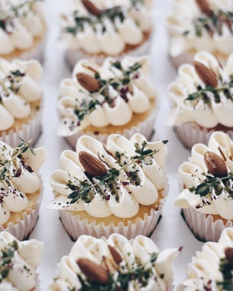 Rustic Cake And Cupcakes, Greek Cupcakes, Cupcakes Greenery, Rustic Cupcakes, Chocolate Wedding, Creative Baking, Cupcake Cake Designs, Wedding Dessert, Christmas Cupcakes