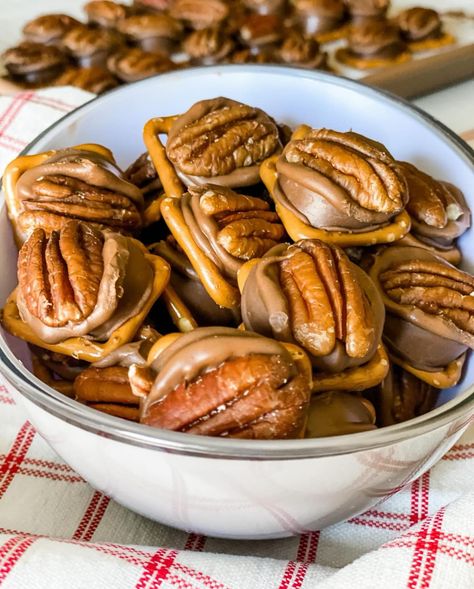 Pound Dropper - These Easy Rolo Pretzel Turtles are the... Rolo Pretzel Turtles, Easy Festive Desserts, Pretzel Turtles, Rolo Pretzel, Pecan Bites, Rolo Pretzels, Pound Dropper, Holiday Treats Recipes, Easy Holiday Treats