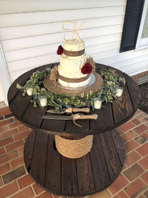 Cable Spool table cake stand Wooden Cable Spools Table, Wire Spindle Table, Cable Reel Wedding Ideas, Cable Wire Table, Cable Drum Wedding Ideas, Diy Spool Table Outdoor, Wedding Spools Decoration, Spool Wedding Cake Table, Wooden Spool Tables Wedding