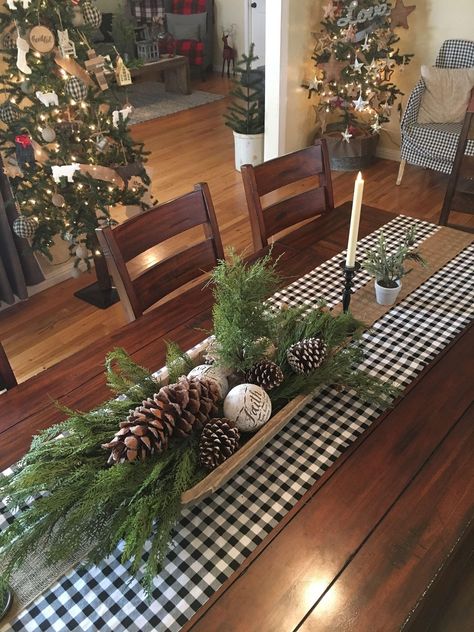 Outdoor Christmas Photoshoot, Outdoor Christmas Photoshoot Ideas, Christmas Decor Hacks, Christmas Table Decorations Centerpiece, Red Tablecloth, Christmas Dining Table, Christmas Table Centerpieces, Decor Hacks, Christmas Centerpieces Diy