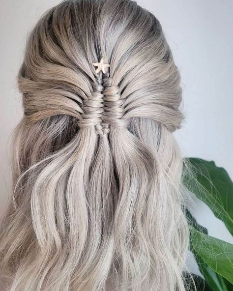 65+ Easy Christmas Party Hairstyles For A Last Minute Look - Kat and Blossom Christmas Bun Hairstyle, Holiday Party Hairstyles Medium Length, Christmas Party Hairstyles Medium, Party Hairstyles Medium, Christmas Party Hair, Party Hairdo, 70 Hairstyles, Easy Christmas Party, Holiday Updo