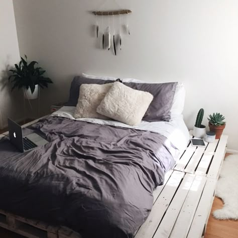 Minimal Interior Design Inspiration | 100 - UltraLinx Zimmer Diy, Pallet Beds, Minimal Interior Design, Pallet Bed, Bed Platform, Deco Studio, Air Mattress, Minimalism Interior, Dream Rooms