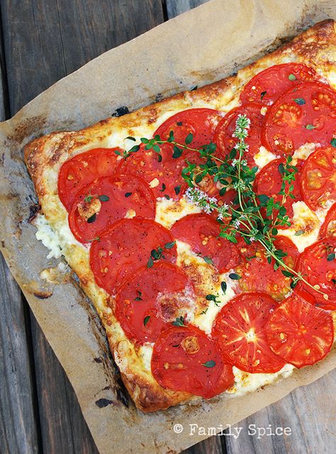 By using a sheet of puff pastry, you can quickly assemble this delicious Tomato and Brie Tart for those last minute party guests. Puff Pastry Tomato, Brie Tart, Being Professional, Brie Puff Pastry, Puff Pastry Tart, Tomato Tart, Savory Tart, Pastry Tart, Starters Recipes