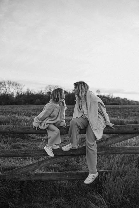 Mommy And Me Western Photoshoot, Moody Family Photoshoot, Family Farm Photoshoot, Barn Photoshoot Ideas, Farm Family Photoshoot, Mom And Daughter Photo Ideas, Mom And Daughter Photos, Sibling Photo Ideas, Sibling Photoshoot