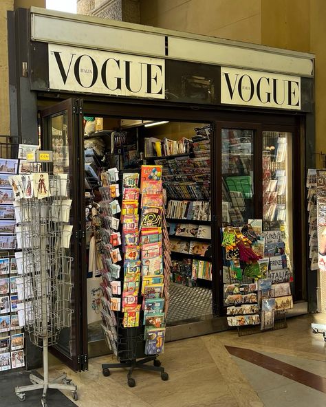 vogue, florence, italy, vogue magazine, magazine stand, inspo, inspiration, aesthetic Italy Aesthetic September, Magazine Stand Aesthetic, Florence Aesthetic Italy, Florence Aesthetic, Florence Italy Aesthetic, Magazine Aesthetic, Italy Places, Traveling Aesthetic, Aesthetic Italy