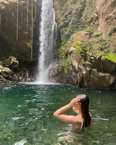 costa rica vacation ig photo pose waterfall Fiji Instagram Photos, Waterfall Instagram Pictures, Waterfall Picture Ideas Instagram, Waterfall Outfit Ideas, Vacation Pics Ideas, Waterfall Photoshoot Ideas, Summer Vacation Photo Ideas, Waterfall Poses, Waterfall Picture Ideas