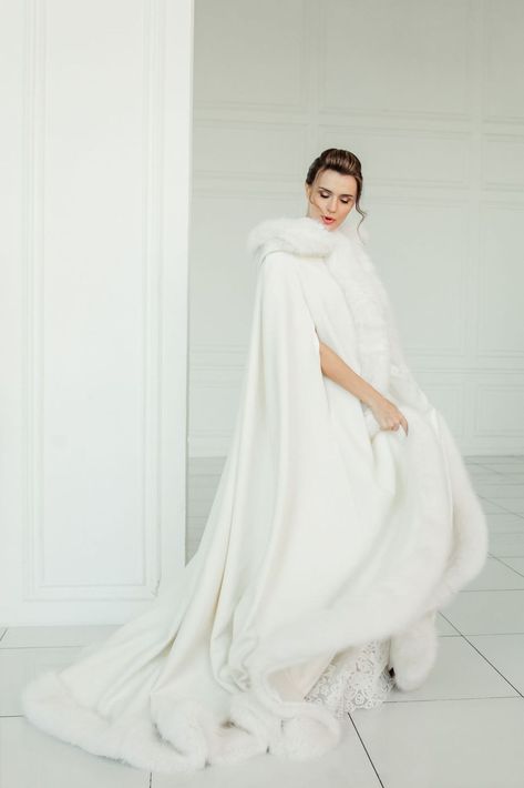 Wedding Cape Gretta. Long winter wedding coat. Winter coat for the bride with artificial ur. Httyd Wedding, Winter Wedding Cape, Winter Wedding Coat, Winter Wedding Fashion, Winter Wedding Gowns, Queens Wedding, Wedding Cloak, Wedding Coat, Stunning Prom Dresses