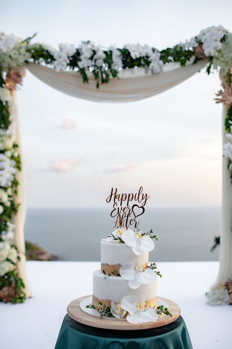 This is a gorgeous wedding cake with real white orchids and gold details. Destination Wedding Details, Destination Wedding Themes, Tropical Wedding Cake, Fondant Wedding Cakes, Small Wedding Cakes, Beach Wedding Cake, Romantic Wedding Cake, The Boogie, Orchid Wedding