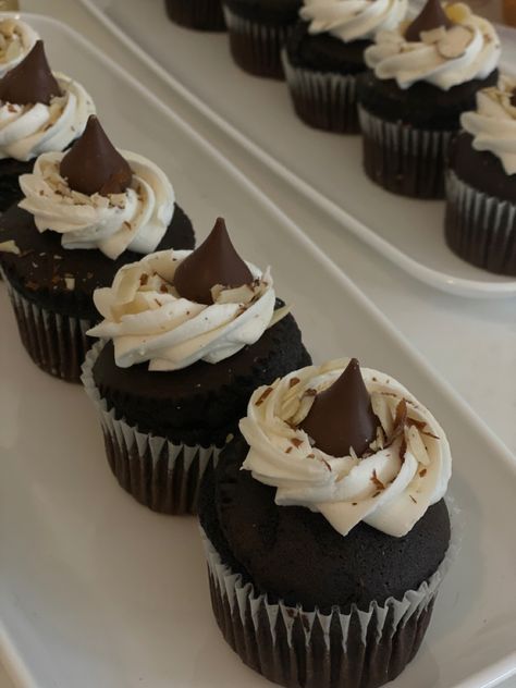 Hersheys Cupcakes, Hersey Kisses, Cupcake Toppings, Hershey Kisses Chocolate, Candy Cupcake, Bear Birthday Party, Kisses Chocolate, Yummy Comfort Food, Hershey Chocolate