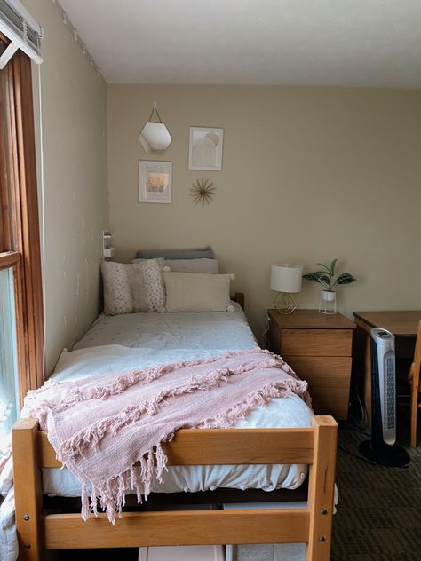 Super Small Dorm Room Ideas, Pink Grey Dorm Room, Neutral Color Dorm Room Ideas, Bed Space Ideas Dorm Room, University Dorm Room Decor Small Spaces, Kitchen Dorm Ideas, Dorm Under Bed Storage, College Dorm Room Pink, Simple Dorm Room Decor