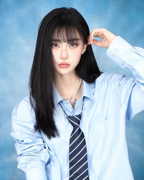 Face Claim Shifting, Photo Yearbook, Yearbook Photoshoot, Y2k Photoshoot, Hair Inspiration Long, Girl Korean, Yearbook Photos, Sketchup Model, Model Aesthetic