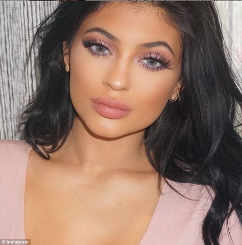 Get the look: Kylie Jenner's new make-up artist, Hrush Achemyan, has revealed how to get the reality TV star's flawless new look Kylie Jenner Pink, Maquillaje Kylie Jenner, Maquillage Kylie Jenner, Kylie Jenner Makeup Tutorial, Look Kylie Jenner, Looks Kylie Jenner, Party Make-up, Jenner Makeup, Kylie Jenner Makeup