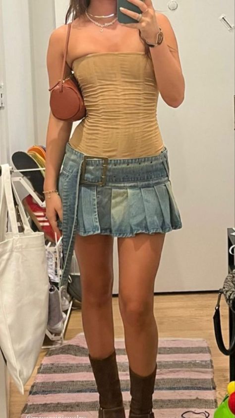 2000s Fashion Denim Skirt, 2000s Fashion Skirts, Fits Skirt, Miniskirt Outfits Summer, 2000s Fits, Y2k Denim Skirt, Skirt Aesthetic, Jean Skirt Outfits, Denim Skirt Outfits