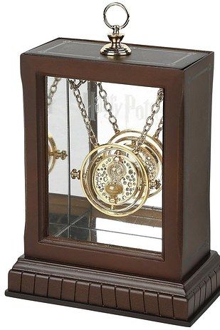 A time turner that will help you spare innocent lives while also expanding your academic coursework. | 23 Magical Products For The Hermione Granger In Your Life Buzzfeed Gifts, Noble Collection Harry Potter, Time Turner Necklace, Arthur Weasley, Time Turner, Noble Collection, Ronald Weasley, Buku Harry Potter, Ron And Hermione