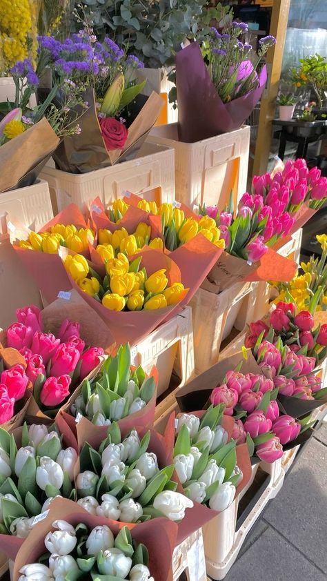 Bouquet Of Flowers Wedding, London Flower Market, Tulip Photography, Flower Stores, Festival Flowers, Floral Shops, Arrangement Flowers, Tulip Season, Bouquet Arrangement