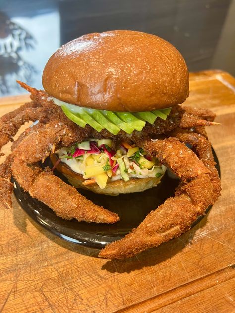 The BEST fried soft shell crab sandwich with mango slaw and yuzu mayo Hot Crab Sandwich Recipe, Soft Shell Crab Sandwich, Crab Sandwich Recipe, Soft Shell Crab Recipe, Softshell Crab, Fried Soft Shell Crab, Crab Sandwich, Mango Slaw, Catfish Recipes