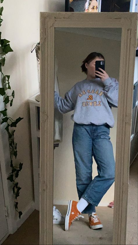 Straight Leg Winter Outfit, Casual Sweatshirt Outfit With Jeans, Outfits With Orange Converse, Hoodie Outfit Midsize, Oversized Sweatshirt Outfit Winter, Converse One Star Outfit, Orange Converse Outfit, Converse Outfit Fall, Gray Sweatshirt Outfit