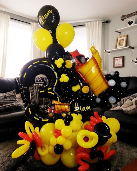 @eltallerdemila01 Construction Balloon Bouquet, Trash Truck, Balloon Bouquet, Balloon Decorations, Halloween Wreath, Balloons, Trucks, Halloween, Home Decor