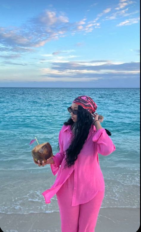 Beach Outfit Modest, All Pink Outfit, Dubai Outfit, Tropical Vacation Outfits, Paradise Photography, Coconut Drink, Outfit Modest, Vacation Outfits Women, Cute Vacation Outfits