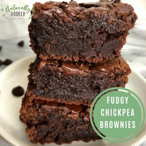 We all love a decadent fudgy brownie. We love a healthy fudgy brownie even better!  We found this recipe recently and are big fans. It’s gluten free and vegan (depending on your chocolate chips). The assembly time is only 5 minutes, and 20 minutes after that you’re enjoying those fudgy, delicious brownies straight out Natural Sweets, Vegan Desserts Healthy, Chickpea Brownies, The Best Cake Recipes, Fudgy Brownie, Delicious Brownies, Desserts Healthy, Best Cake Recipes, Best Cake