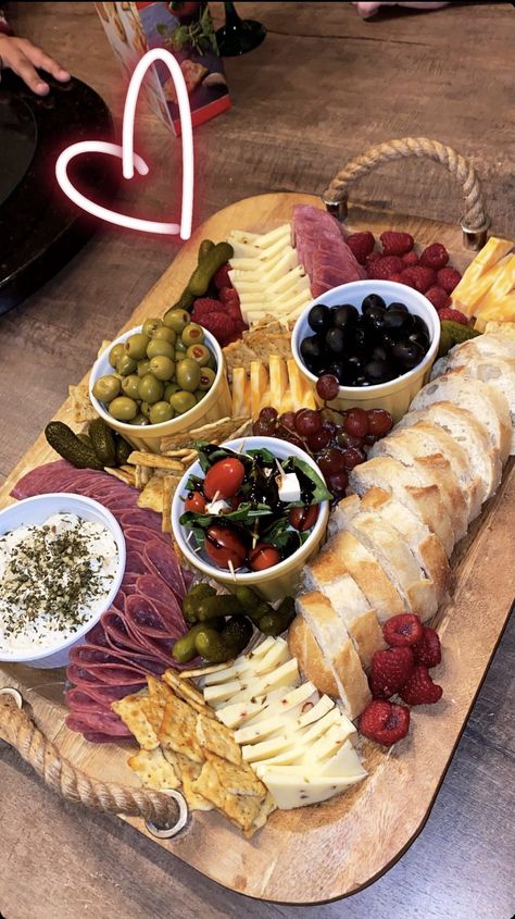 Cheese Board Decor, Food Appetizers Party, Perfect Charcuterie Board, Charcuterie Board Meats, Decorações Com Comidas, Food Buffet, Appetizer Platters, Party Food Buffet, Charcuterie Inspiration