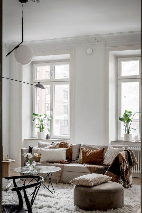 White home with warm accent pieces - COCO LAPINE DESIGNCOCO LAPINE DESIGN Greige Living Room, Scandi Living, Beautiful Bookshelf, Cream Living Rooms, Coco Lapine Design, Wall Decoration Ideas, Beige Living Rooms, White Carpet, Neutral Living Room