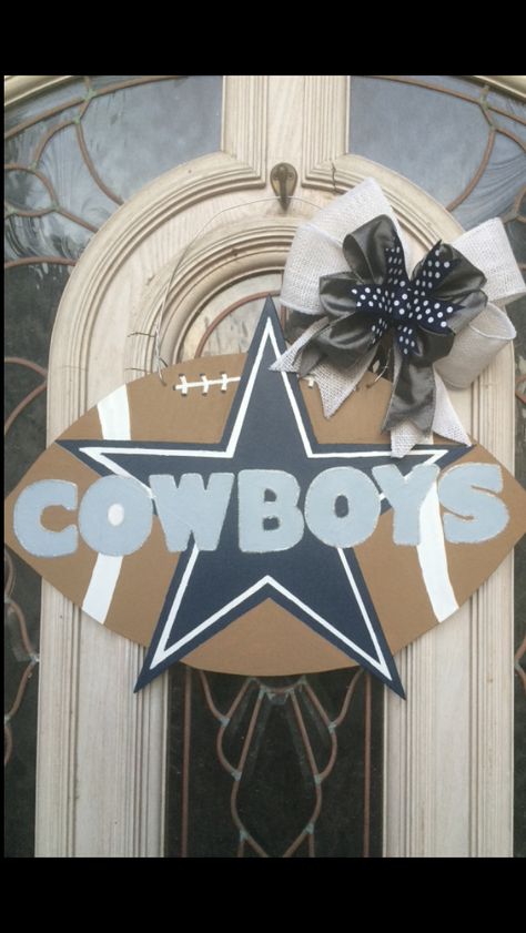 Dallas Cowboys door hanger. Hangs 18". Sold with or without bow. Dallas Cowboys Crafts, Dallas Cowboys Wreath, Dallas Cowboys Quotes, Dallas Cowboys Christmas, Cowboys Wreath, Football Door Hangers, Cowboy Crafts, Dallas Cowboys Baby, Football Crafts