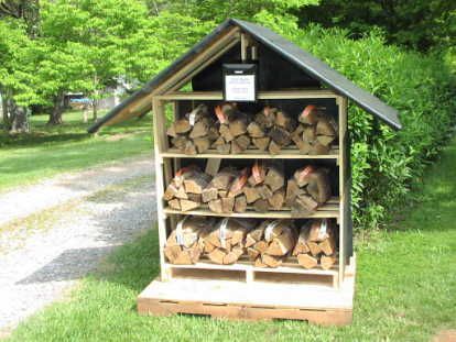 Trying to sell bundled firewood Selling Firewood Bundles, Firewood Stand Outdoor, Roadside Firewood Stand, Produce Stand Roadside, Fall Farmstand, Selling Firewood, Roadside Farm Stand, Farm Stand Ideas, Firewood Stand